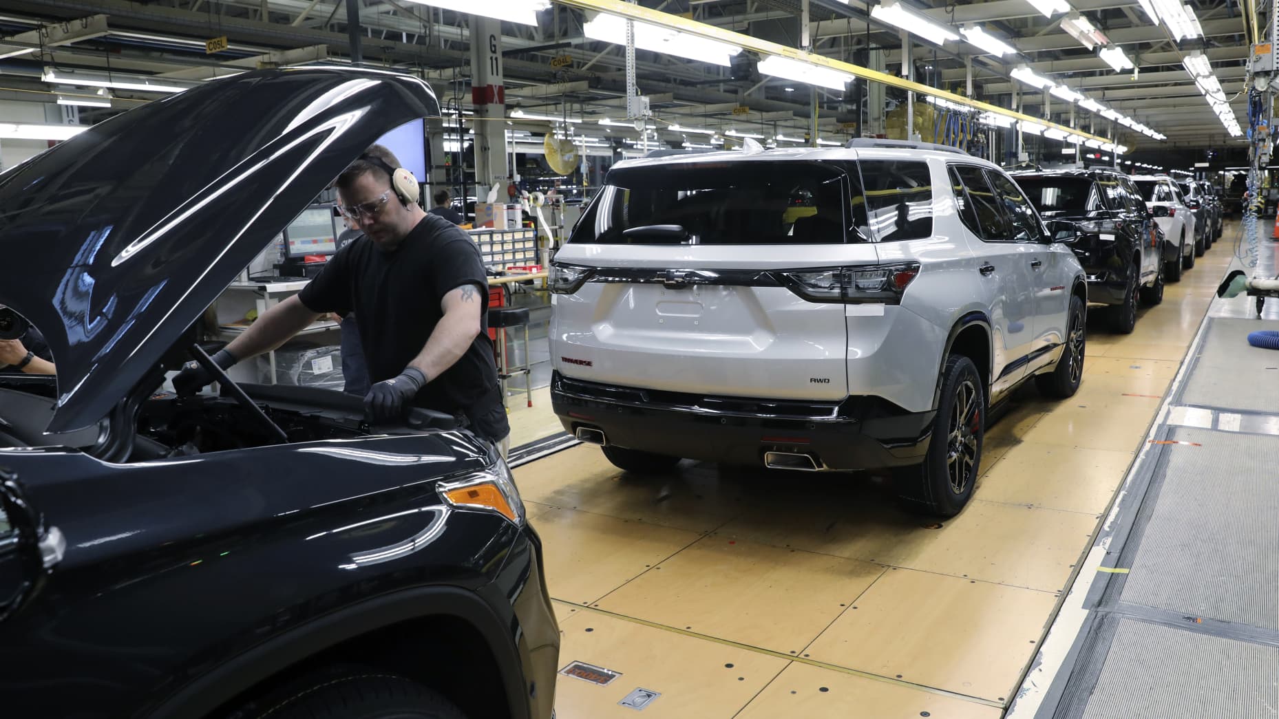General Motors Co. Chevrolet Traverse sport utility vehicles (SUV) sit on the assembly line at the company's Lansing Delta Township Assembly Plant in Lansing, Michigan, on Friday, Feb. 21, 2020.