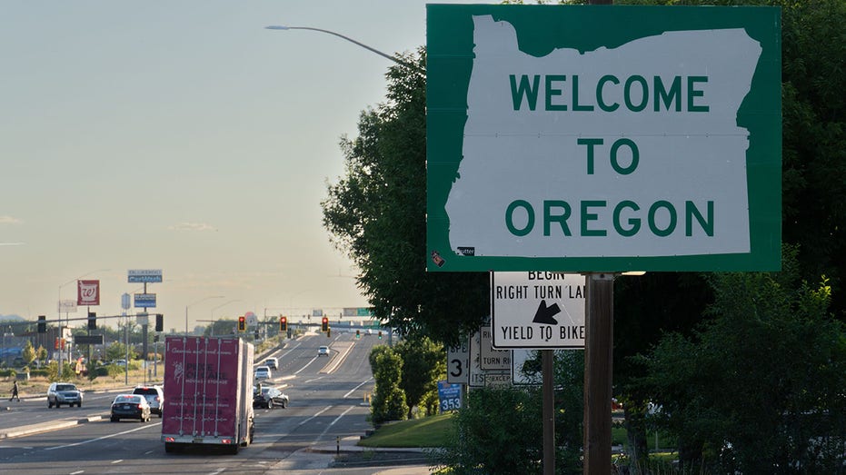 Welcome to Oregon sign. 