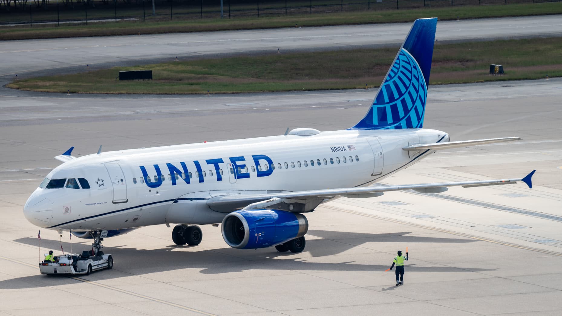 HOUSTON, TEXAS - NOVEMBER 06: An United Airlines airplane undergoes service at the George Bush Intercontinental Airport on November 06, 2025 in Houston, Texas. Federal Aviation Administrator Bryan Bedford has announced that the FAA will be reducing flights by 10 percent in 40 major airports around the country in an effort to keep airspace safe amid staffing shortages due to the government shutdown.  (Photo by Brandon Bell/Getty Images)
