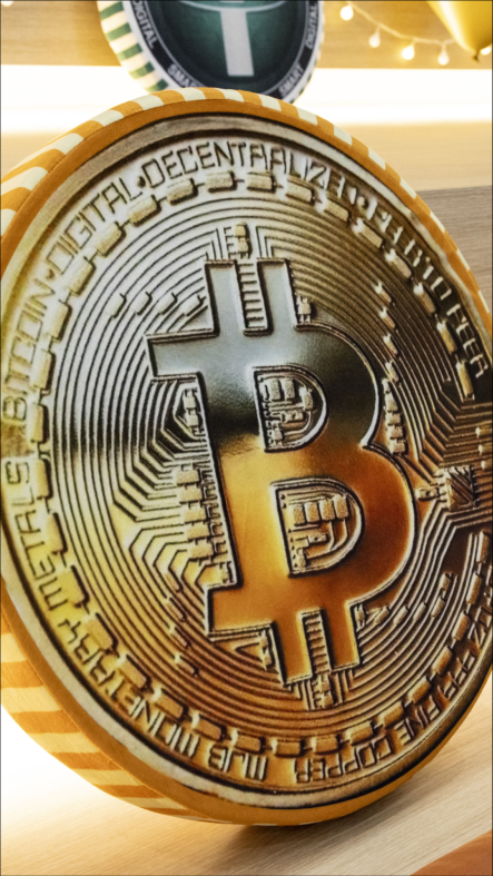 Bitcoin has fallen about 50% since its October peak. What went wrong for the world’s biggest cryptocurrency? Anna Irrera explains.Source: Bloomberg