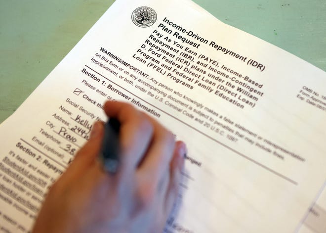 School teacher Kelly Elizabeth Belt fills out paperwork to payback her student loan while trying to navigate policies under the current administration of U.S. President Donald Trump, in Provo, Utah, U.S. May 30, 2025. REUTERS/Jim Urquhart