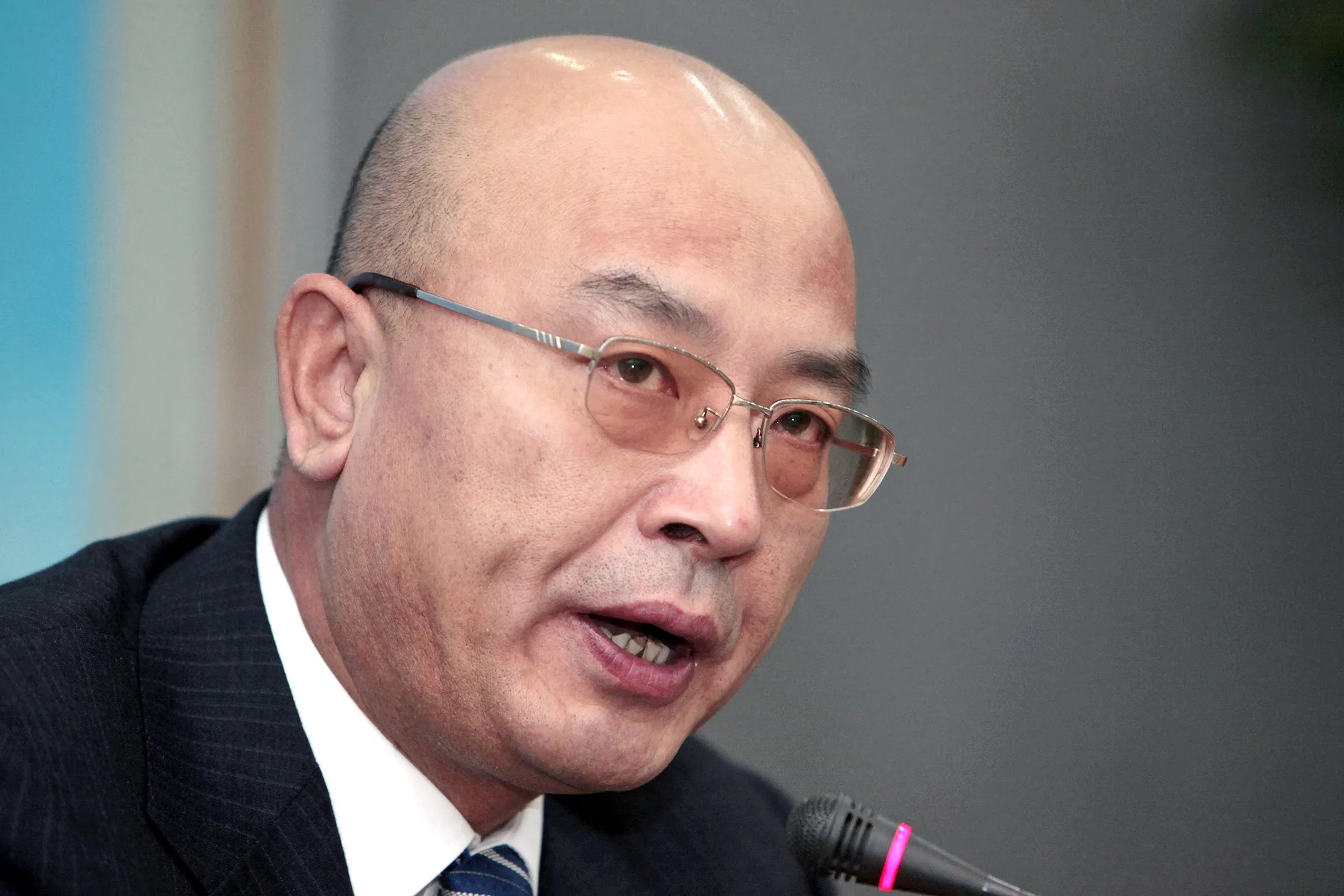 He Wenbo, Chairman Of Baoshan Iron & Steel Co., At A News Conference